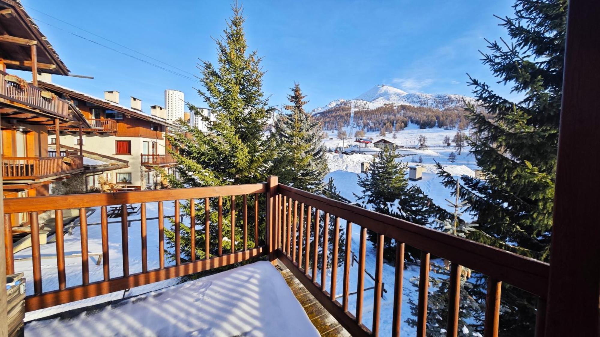 Hostdomus - Imperial Chalet Villa Sestriere Exterior photo